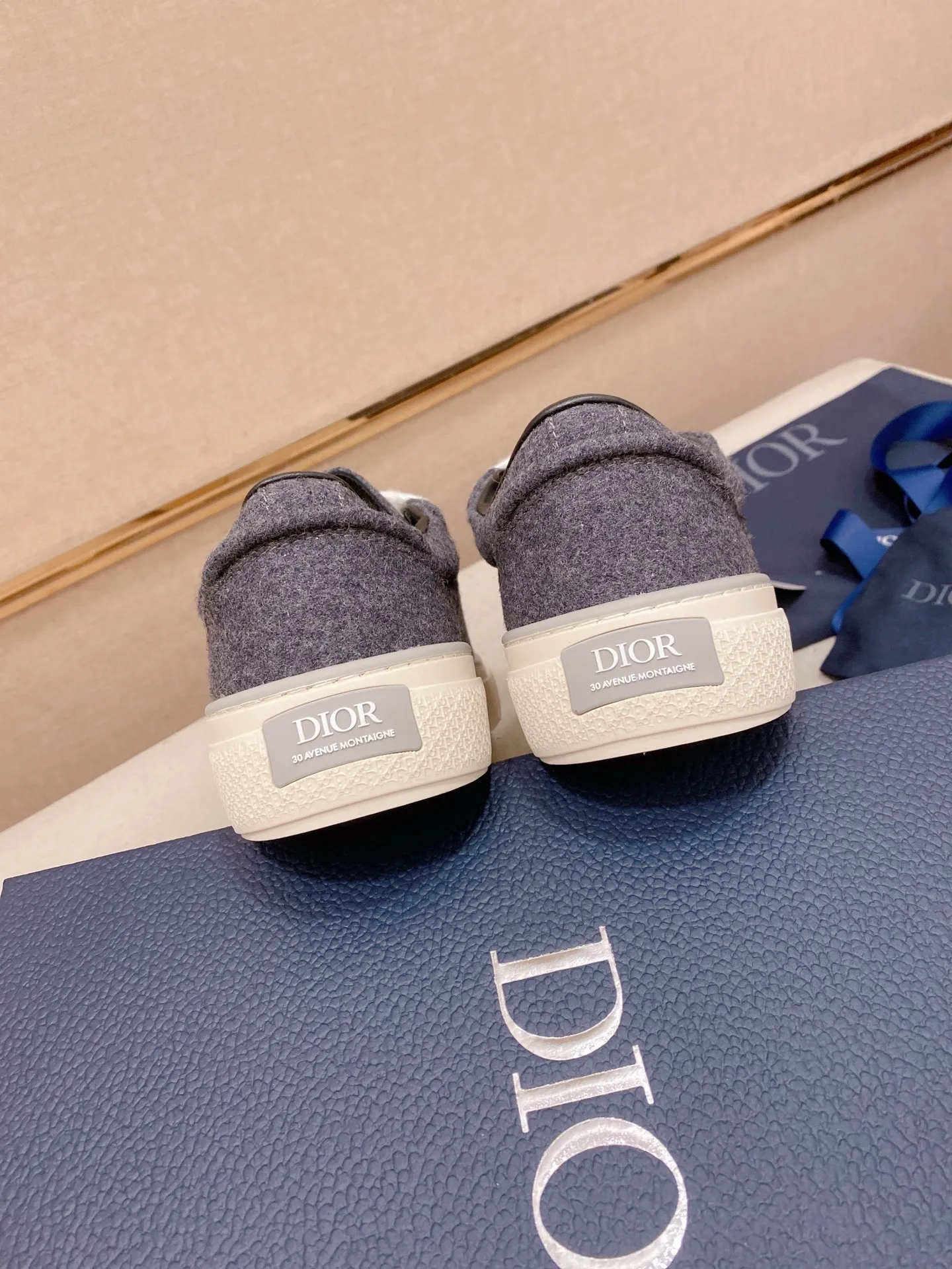 Factory price: 300 Men's shoes 💰[Dior·Dior] Top 🔍Couple style 💏🔍New casual sports style couple shoes, new four-season design, perfect workmanship, lace-up lazy style to create cabinet quality, upper: imported first-layer cowhide, sheepskin lining is soft and comfortable, ultra-light TPU wear-resistant outsole, simple, versatile fashion men's shoes, excellent color code number 35--44